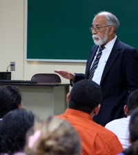 Imagen: Facultad de educación imparte talleres a maestros de educación