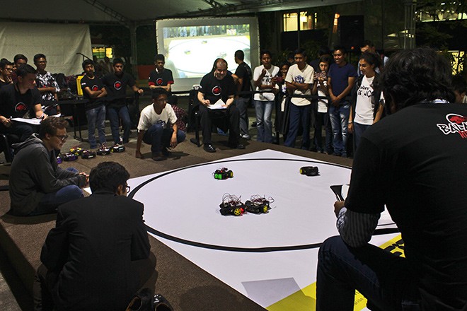 Imagen: Estudiantes de colegios e institutos aprenden a crear carros autónomos