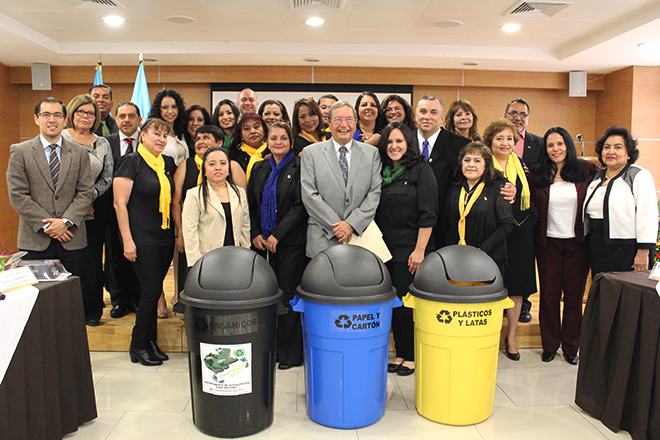 Imagen: Seminaristas donan 54 botes de reciclaje a U Galileo 