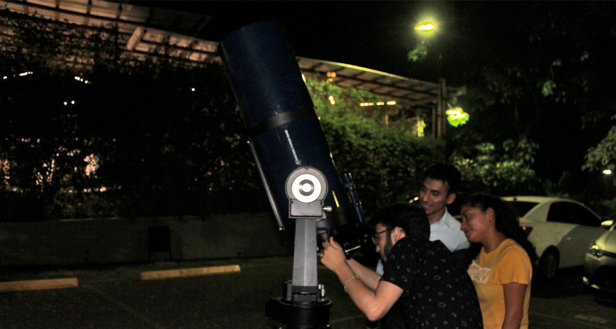 Imagen: Observatorio de la luna a través del Telescopio MEADE LX200 en U Galileo
