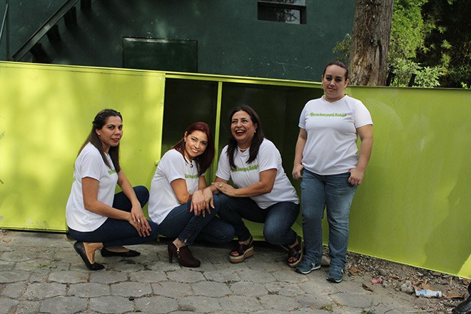 Imagen: Estudiantes donan contenedor como aporte para el reciclaje de papel