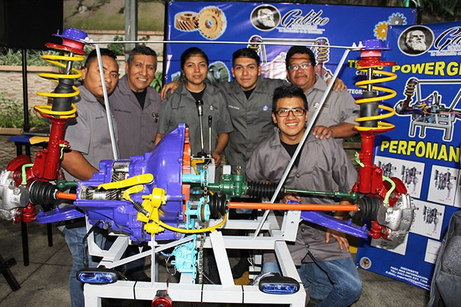 Feria tecnológica expone proyectos automotrices de estudiantes