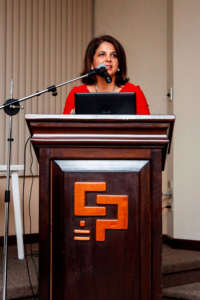 Comentarios de la Dra. Ana Valle durante la presentación del e-Book Farmacogenómica Imagen: Decana de FABIQ contribuye en el e-Book Farmacogenómica