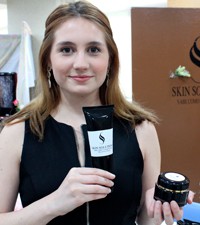 Imagen: Estudiantes crean y aprenden sobre la Industria de productos cosméticos