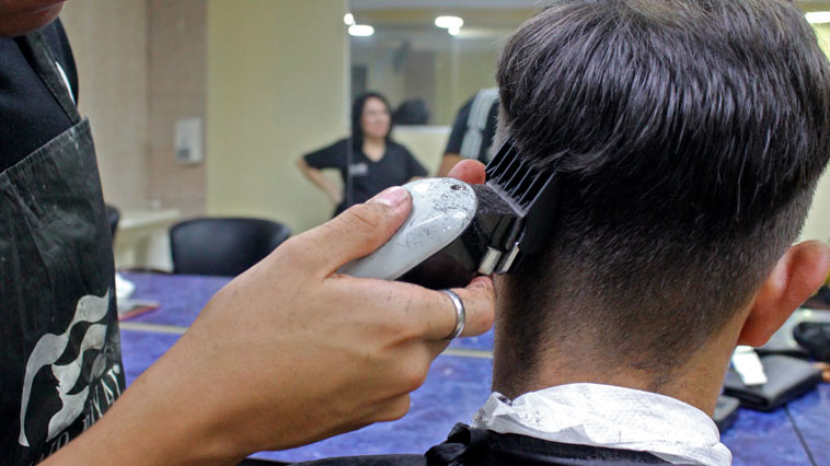 Diplomado en Barbería: Estudiantes aprenden técnicas modernas de corte de  cabello | Universidad Galileo