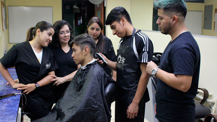 Diplomado en Barbería: Estudiantes aprenden técnicas modernas de corte de  cabello | Universidad Galileo