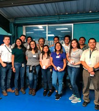 Imagen: Estudiantes de ingeniería administrativa visitan planta de producción