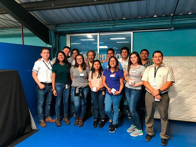 Imagen: Estudiantes de ingeniería administrativa visitan planta de producción