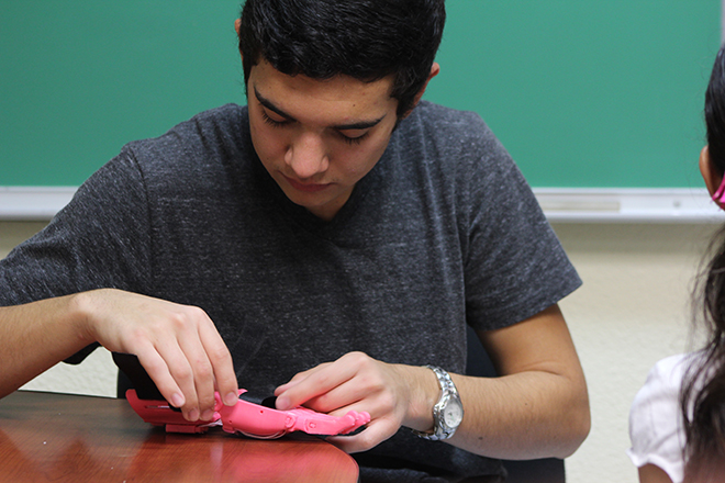 Imagen: U Galileo y estudiantes de Ingeniería donan prótesis “Galileo Hand”