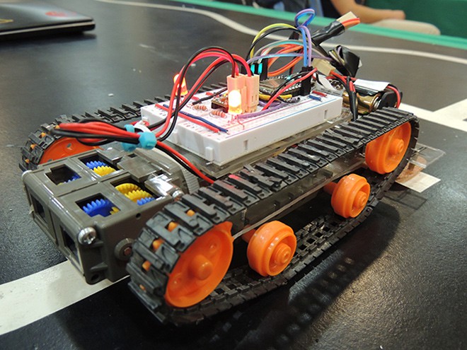 Imagen: Estudiantes aprenden a crear y programar Carros Inteligentes 