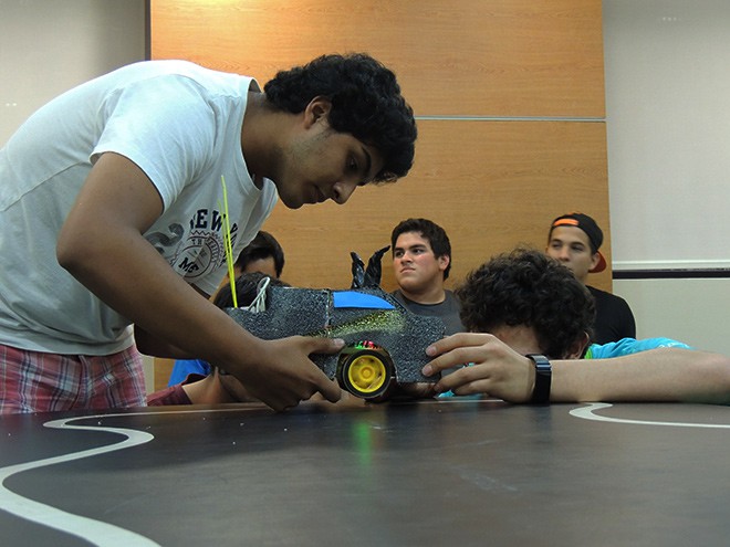 Imagen: Estudiantes aprenden a crear y programar Carros Inteligentes 