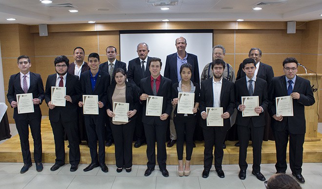 Imagen: Decano de Universidad Galileo premia a estudiantes destacados de FISICC