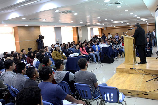 Imagen: Estudiantes de primer ingreso de ingenierías reciben bienvenida al