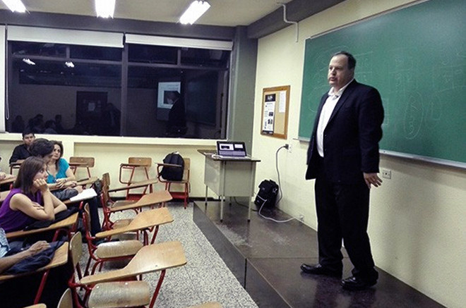 Imagen: Estudiantes aprenden sobre tendencias en Astronomía