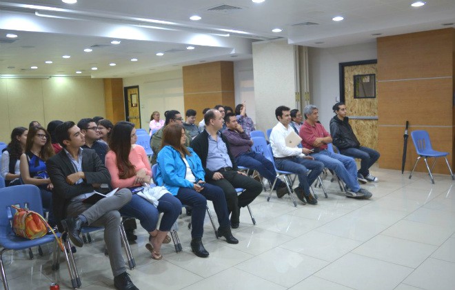 Imagen: Estudiantes de Astronomía participan en conferencia sobre Radioastronomía