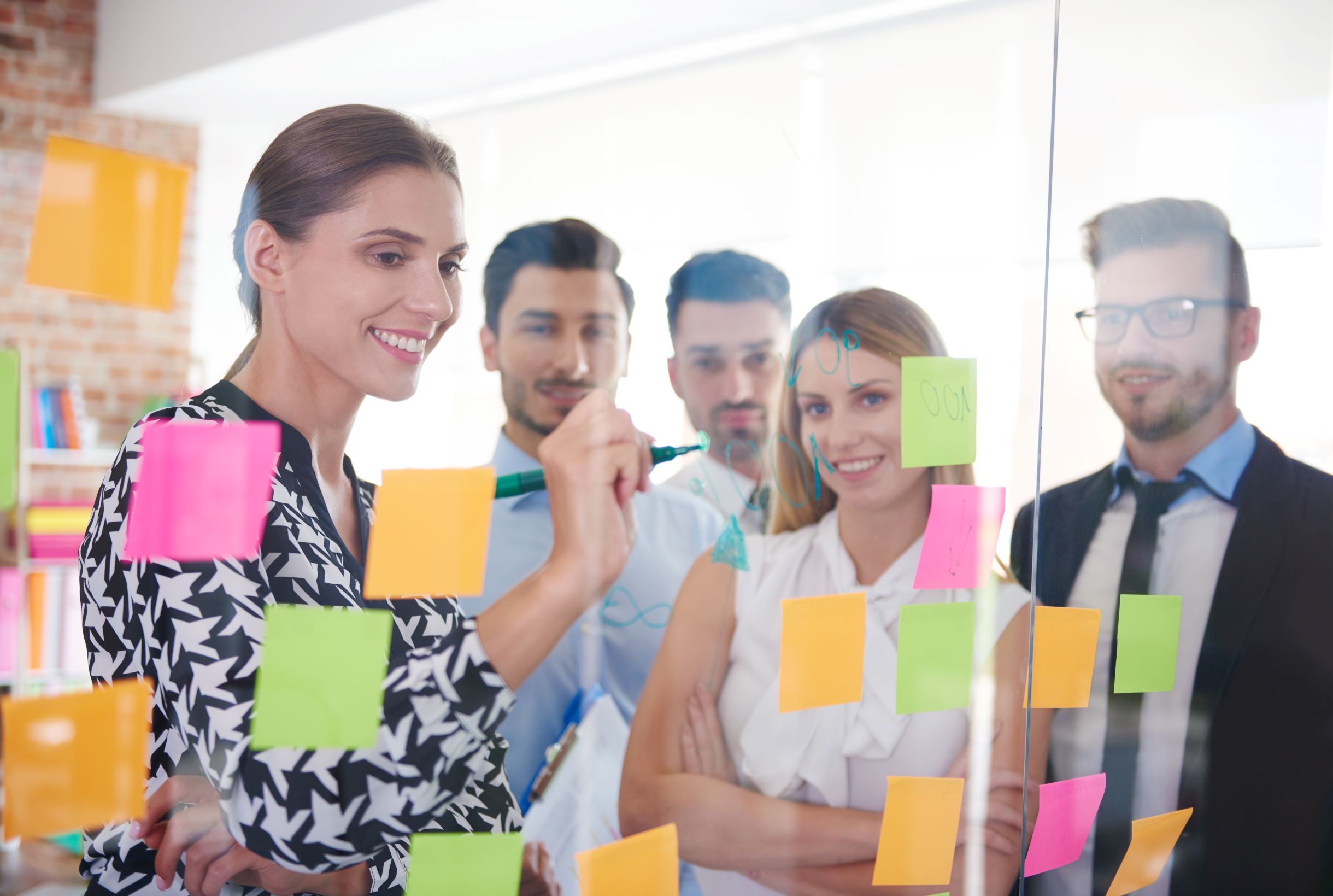 Trabajadores dando ideas de proyectos.