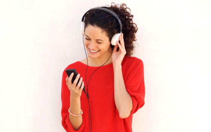 Mujer utiliza una interfaz de usuario de voz