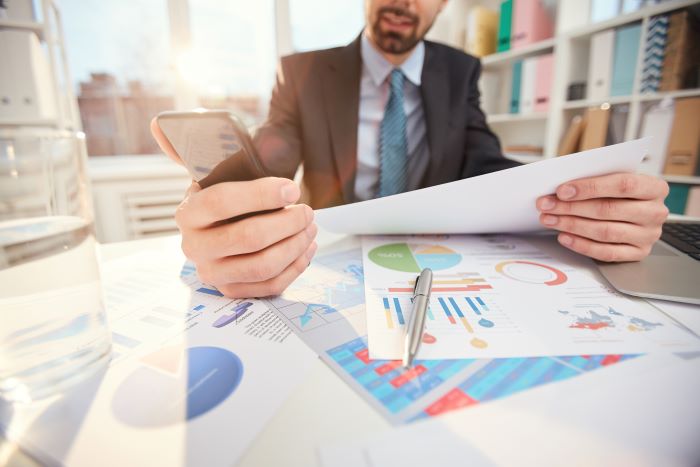 Licenciado en administración de sistemas informáticos trabaja en su oficina.