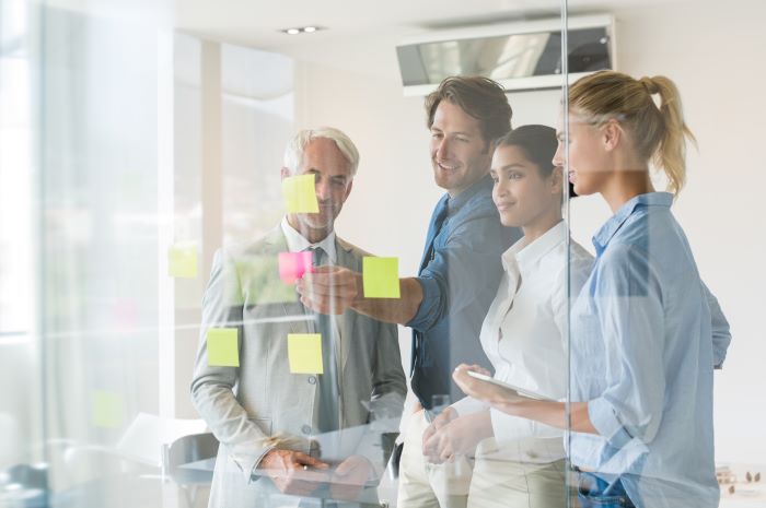 Equipo de trabajo dando ideas para un proyecto.