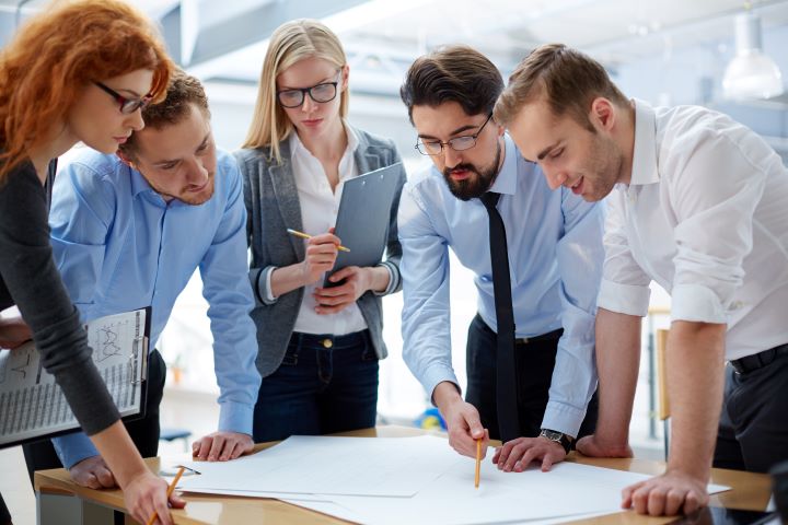 Líder delega tareas a su equipo