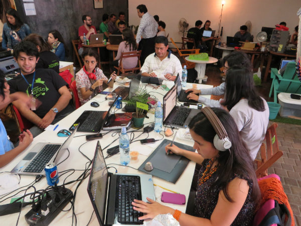 Competidores trabajando en la creación de apps