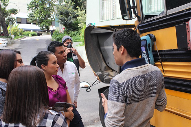 Imagen: Estudiantes presentan motor de bus eficiente y ecológico 