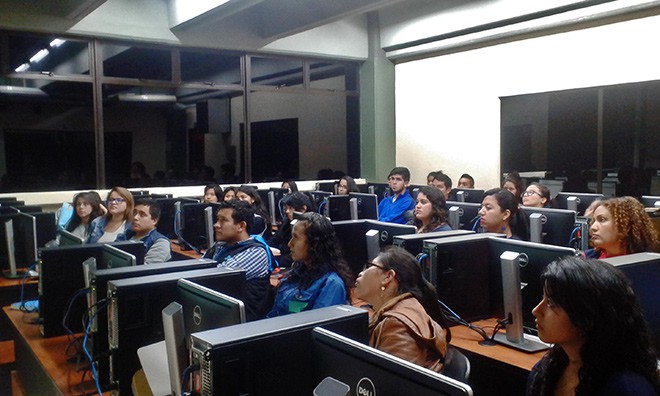 Imagen: Estudiantes de primer ingreso aprenden a utilizar el campus virtual GES