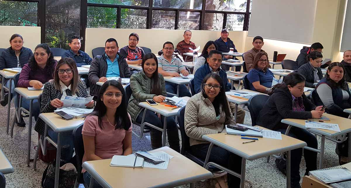 Imagen: Estudiantes de primer ingreso aprenden a utilizar plataforma educativa GES